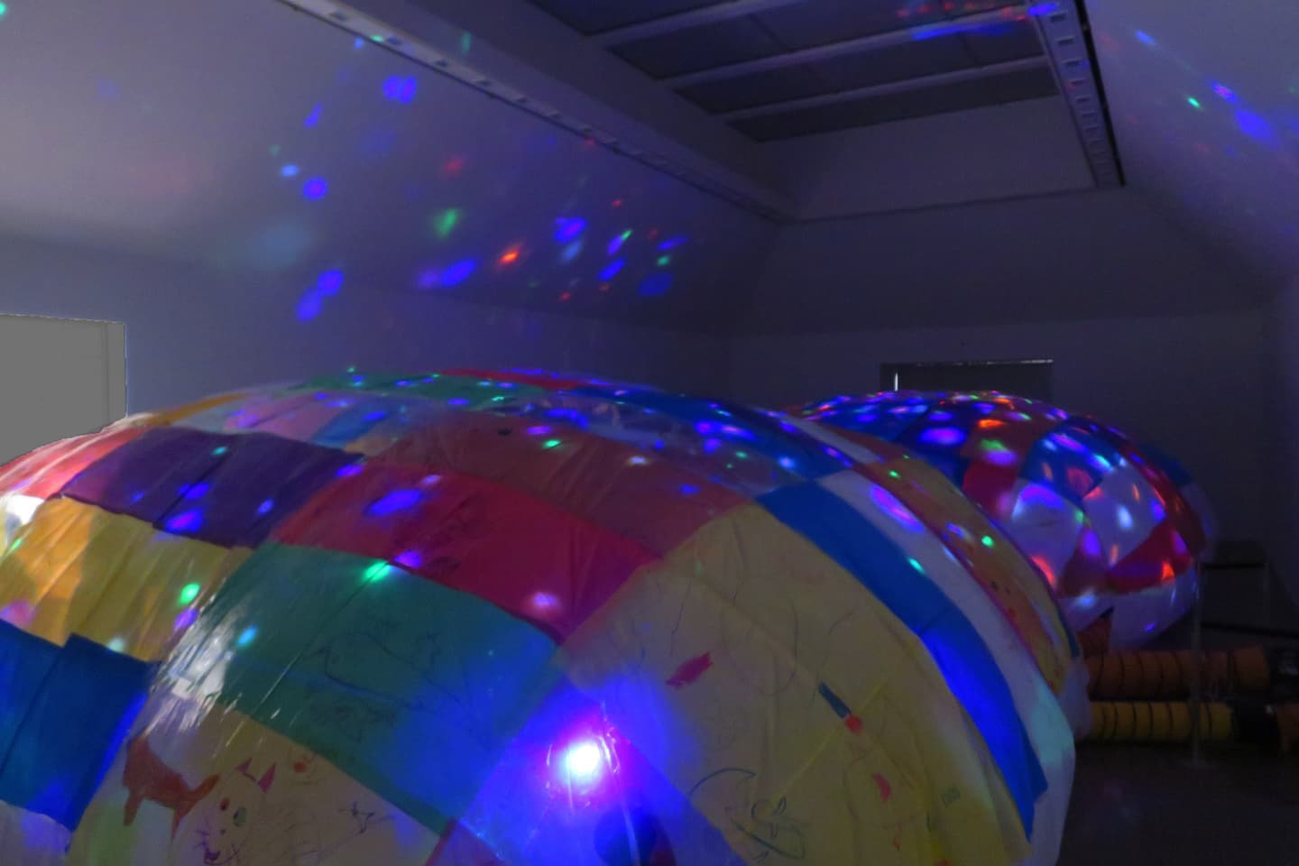 ２つのドームをつなぐ